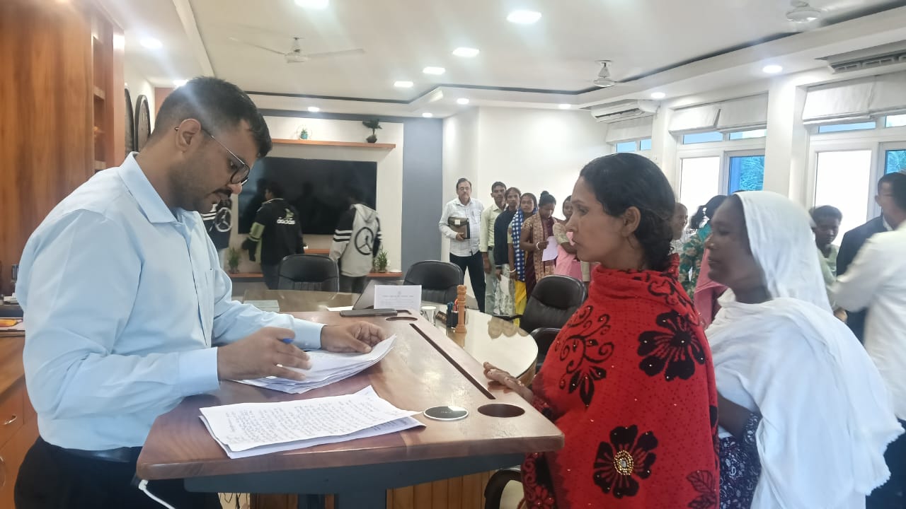 लातेहार डीसी ने जन शिकायत निवारण में सुनीं लोगों की समस्याएं