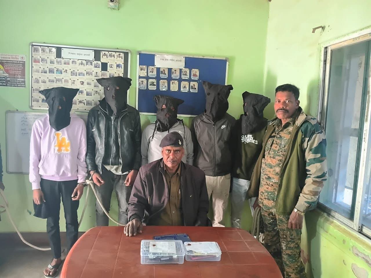 देवघरः नयी चिहुटिया पहाड़ी के पास पुलिस का छापा, 5 साइबर अपराधी गिरफ्तार