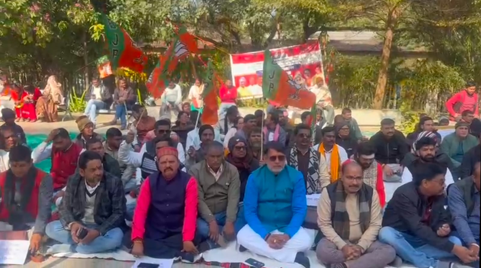 देवघरः नगर निकाय चुनाव जल्द कराने की मांग को लेकर भाजपाइयों ने दिया धरना