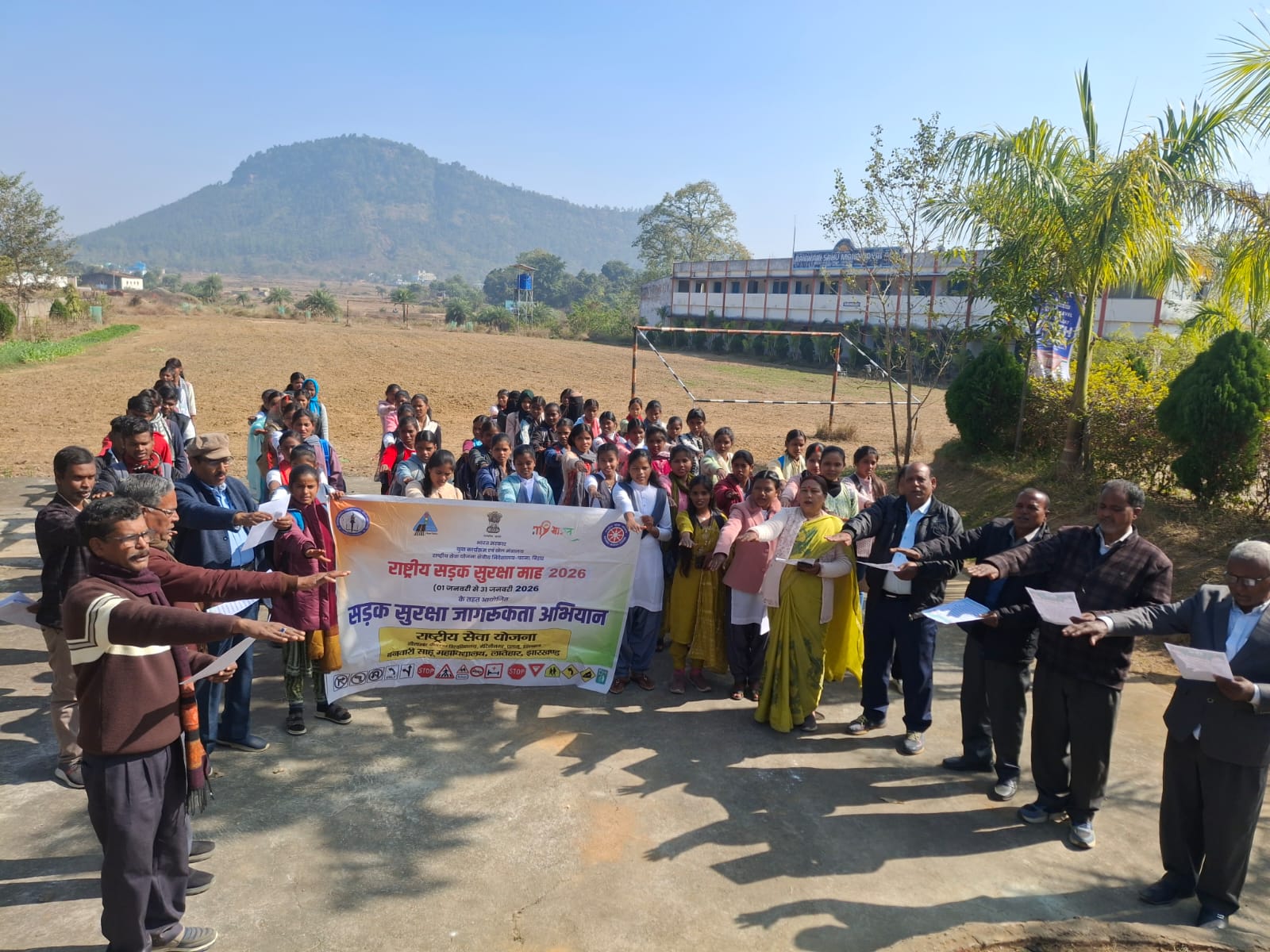 लातेहारः बनवारी साहू कॉलेज की NSS इकाई ने चलाया सड़क सुरक्षा जागरूकता अभियान