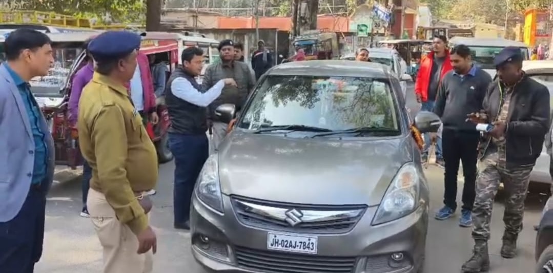 गिरिडीहः अतिक्रमण हटाने सड़क पर उतरे एसडीओ, नो-पार्किंग जोन में खड़े वाहनों पर कार्रवाई