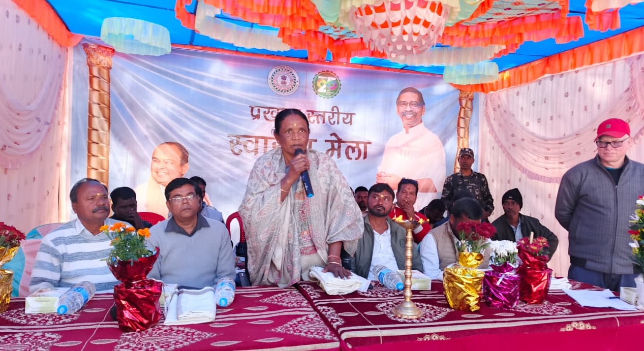 चाईबासाः मनोहरपुर में लगा स्वास्थ्य मेला, सांसद जोबा माझी ने ग्रामीणों को किया जागरूक