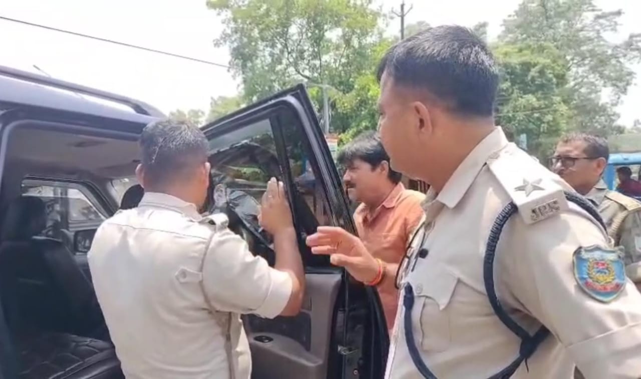 धनबादः काला शीशा वाले वाहनों पर पुलिस की सख्ती, दर्जनों का काटा चालान