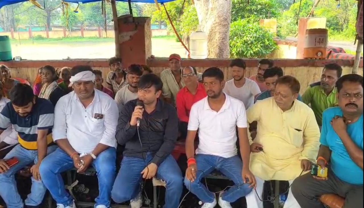 धनबादः चासनाला कोलियरी में मोर्चा का आंदोलन तेज, धरना जारी