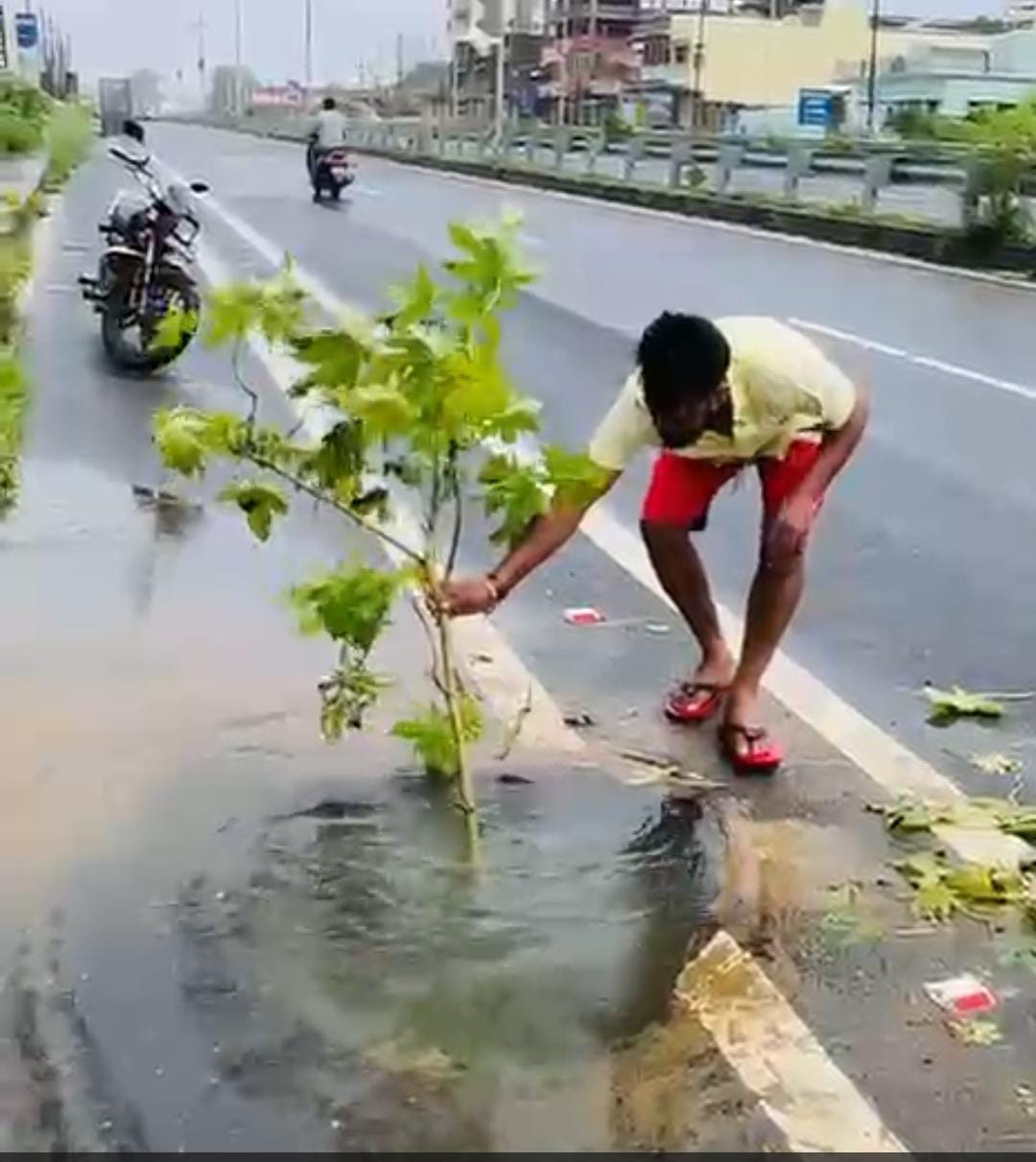 धनबादः 8 लेन सड़क पर फिर बना बड़ा गड्ढा, दुर्घटना का खतरा