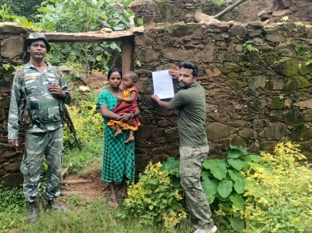 चाईबासाः पुलिस ने हार्डकोर नक्सली प्रभात मुंडा के घर पर चिपकाया इश्तेहार