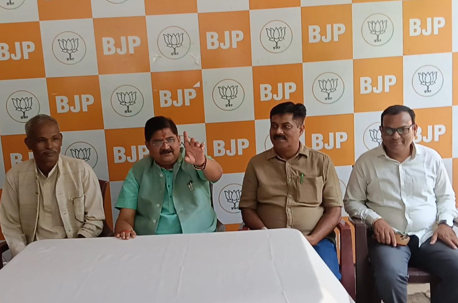 बस टर्मिनल धनबाद से बाहर नहीं जाएगाः राज सिन्हा