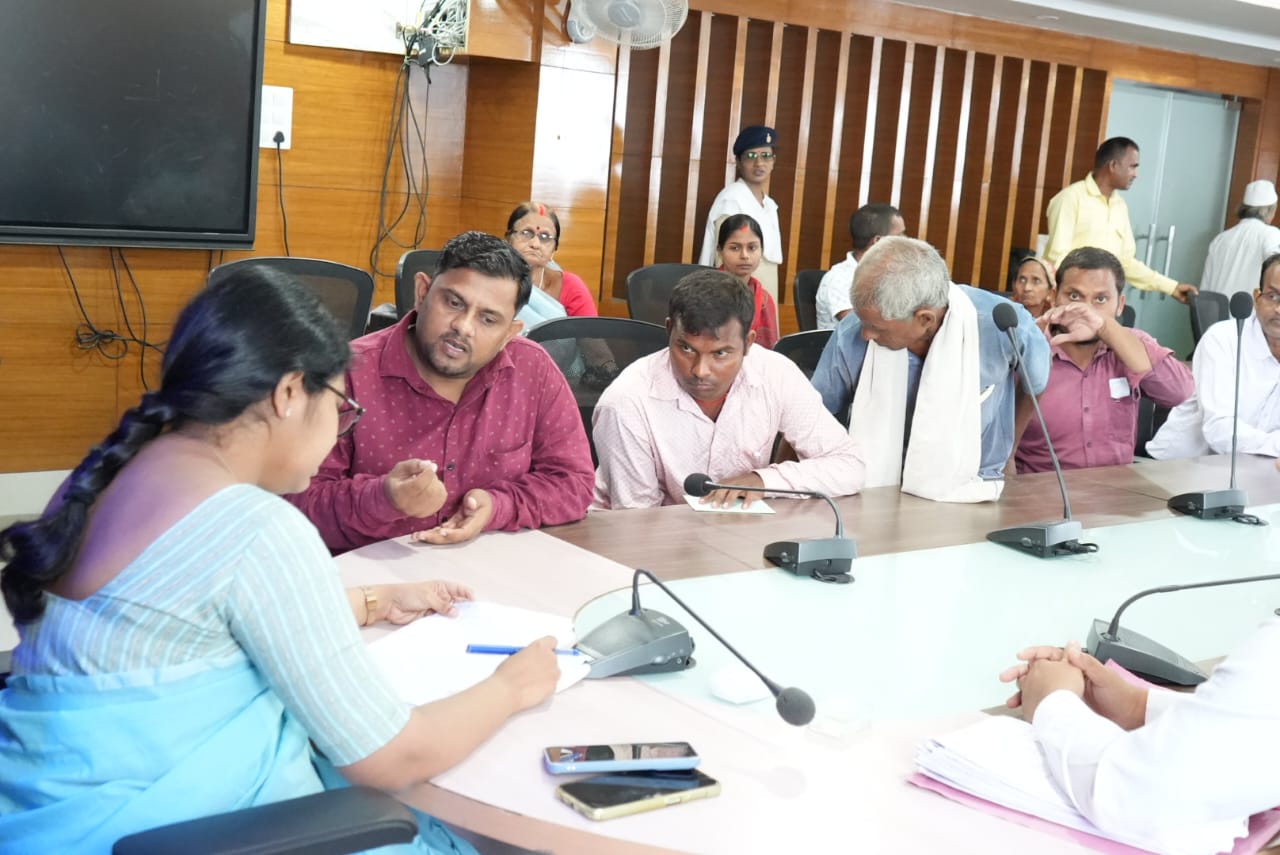 पलामूः डीसी ने जनता दरबार में सुनीं लोगों की फरियाद, दिया आश्वासन