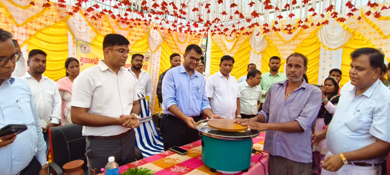 लातेहारः डीसी ने सदर प्रखंड के कई गांवों का किया दौरा, अधिकारियों को दिये निर्देश