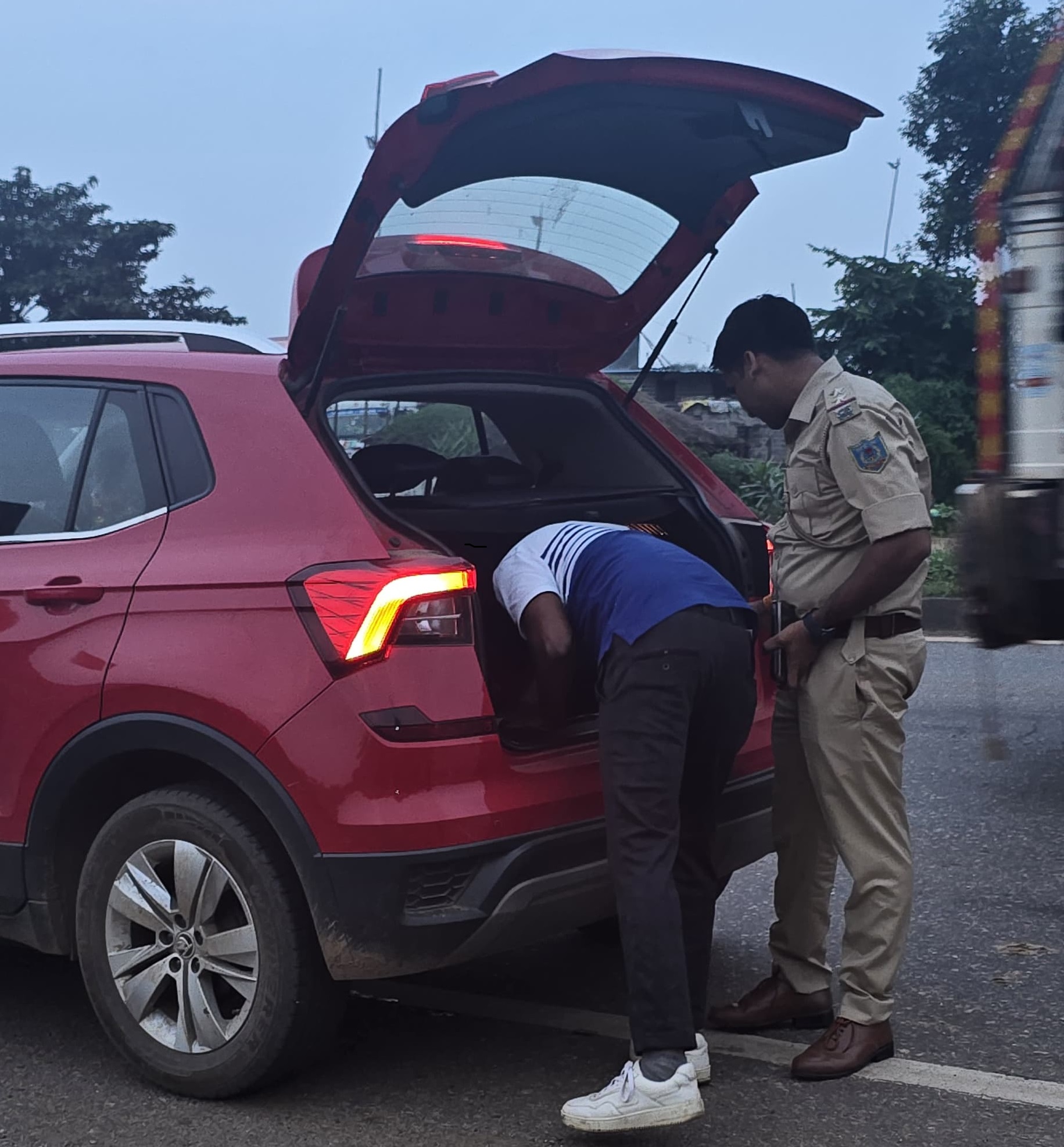 घाटशिला उपचुनाव को लेकर पुलिस प्रशासन सक्रिय, बहरागोड़ा सीमा पर वाहनों की संघन जांच शुरू