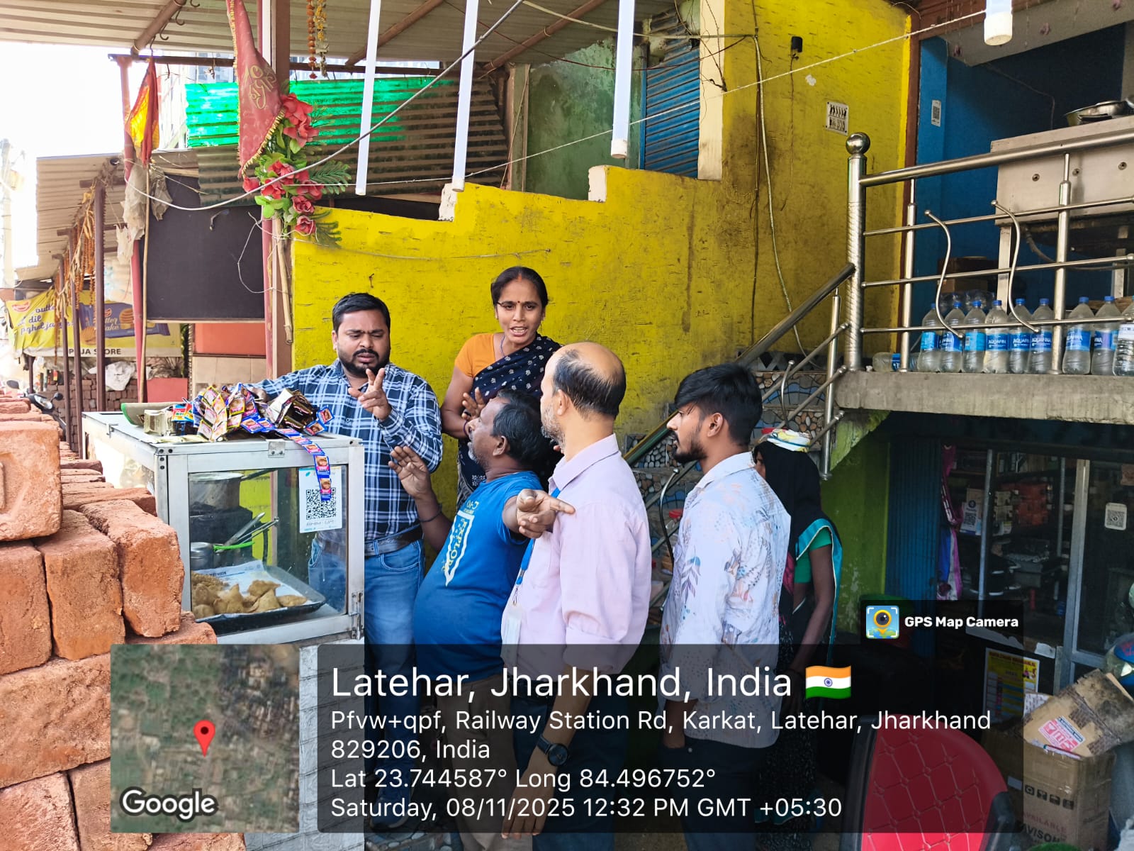 लातेहारः FSO ने 1 दर्जन दुकानों का किया औचक निरीक्षण, दुकानदारों को दी चेतावनी