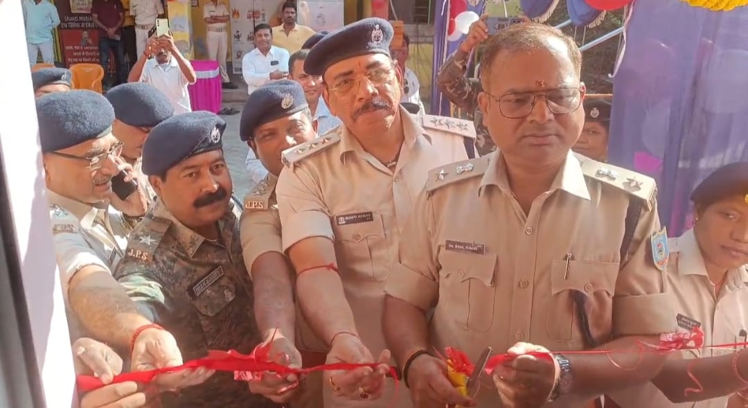 गिरिडीहः एसपी ने महिला थाना परिसर में स्वागत कक्ष का किया उद्घाटन