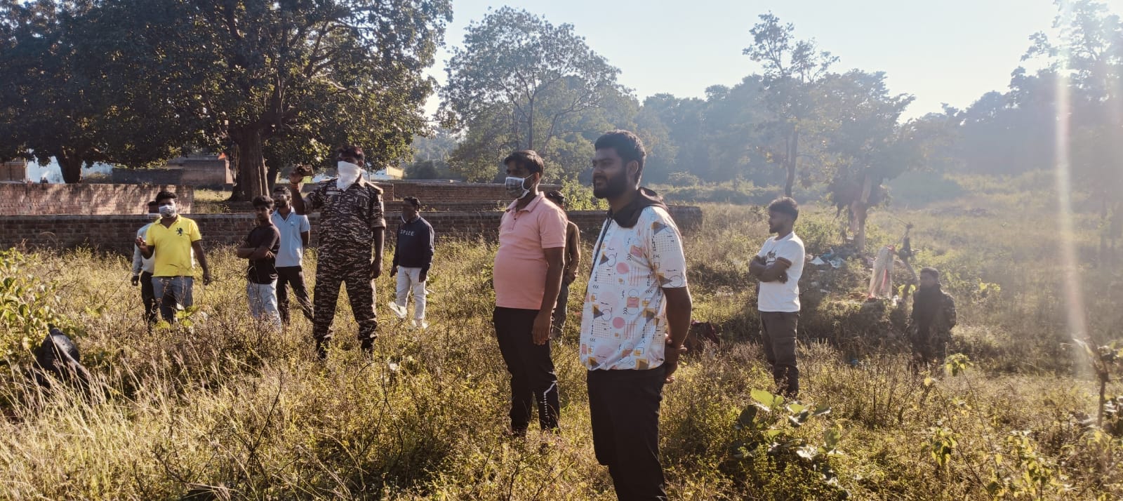 लातेहारः युवा भारत संगठन ने विक्षिप्तल महिला के शव का किया अंतिम संस्कार