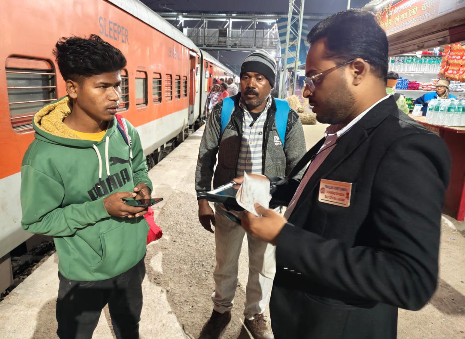 धनबाद रेल मंडल में मेगा टिकट चेकिंग अभियान, 1080 यात्रियों से वसूला गया 6.19 लाख जुर्माना