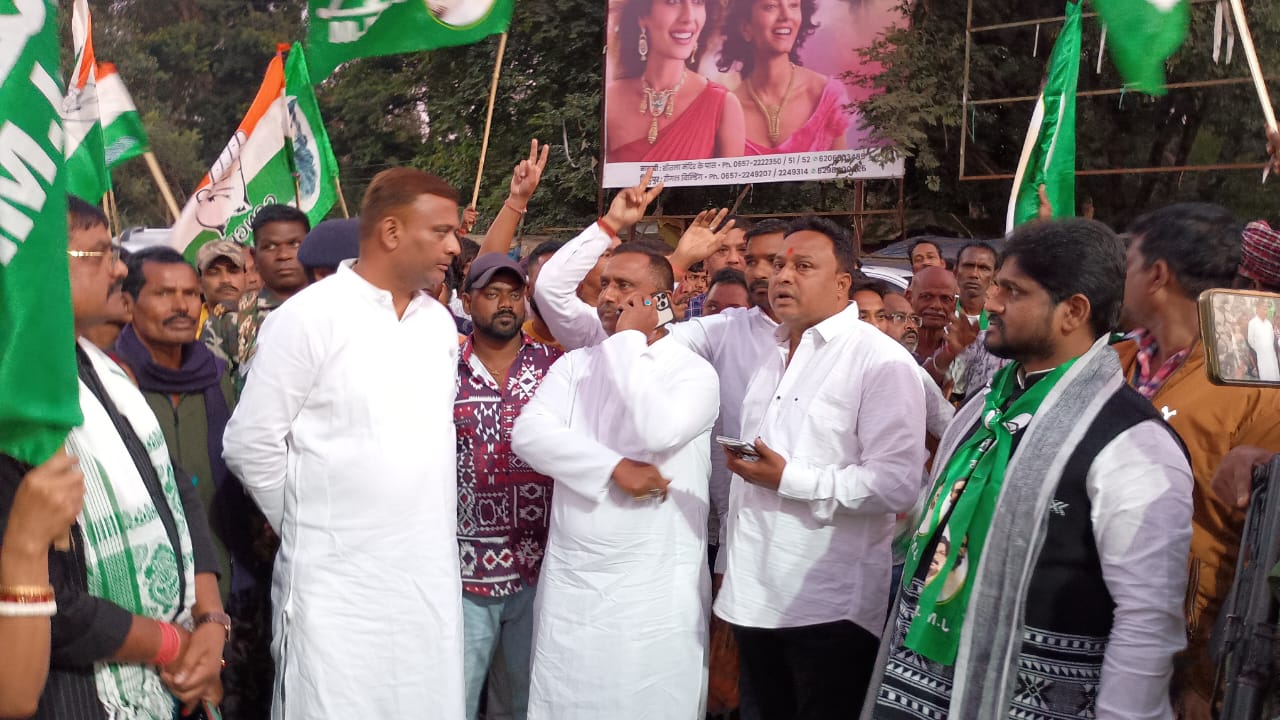 घाटशिला उपचुनावः कांग्रेसियों ने झामुमो प्रत्याशी सोमेश के समर्थन में निकाली पदयात्रा