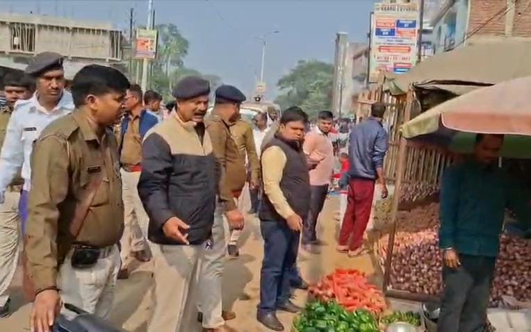 धनबादः सड़क किनारे अवैध दुकानों व पार्किंग पर कार्रवाई, कई वाहनों का कटा चालान