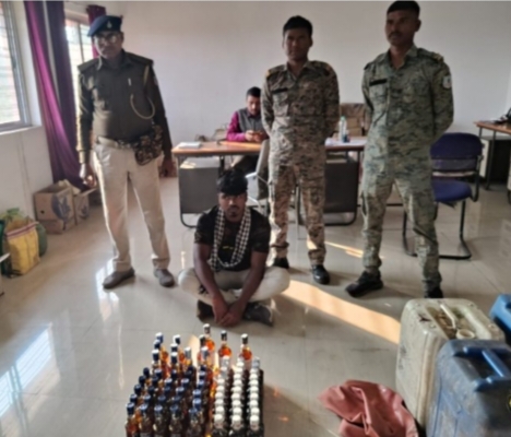 रामगढ़ः गोला में उत्पाद विभाग का छापा, भारी मात्रा में अवैध शराब जब्त; एक गिरफ्तार