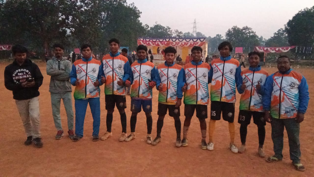 गोइलकेराः बडैला में दो दिवसीय फुटबॉल टूर्नामेंट का समापन,  आर्यन एफसी बनी विजेता