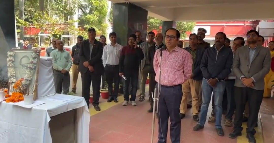 चक्रधरपुरः डीआरएम कार्यालय में डॉ अंबेडकर को दी गई श्रद्धांजलि