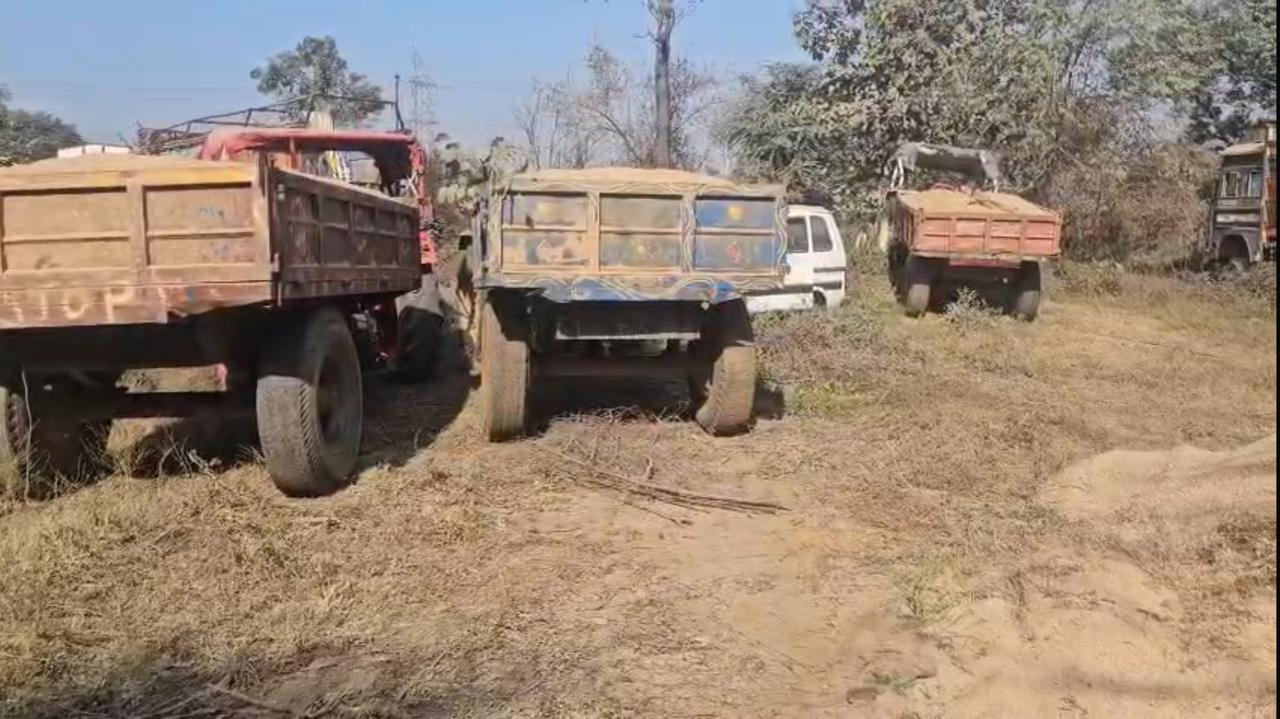 रामगढ़ः अवैध बालू लदे 5 ट्रैक्टर व स्टोन चिप्स लदा हाइवा जब्त, प्राथमिकी दर्ज