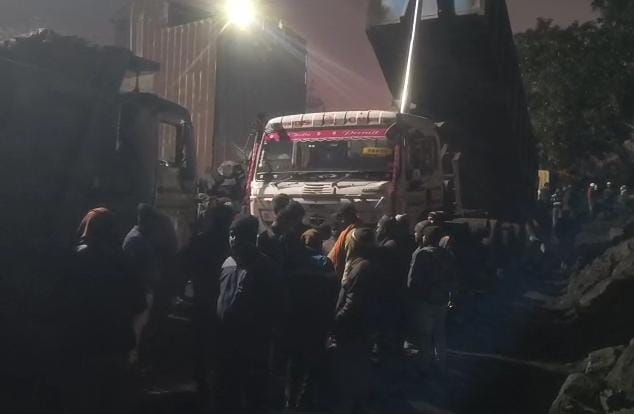 धनबादः चासनाला में हाइवा से दबकर चालक की मौत, मुआवजा की मांग को लेकर हंगामा