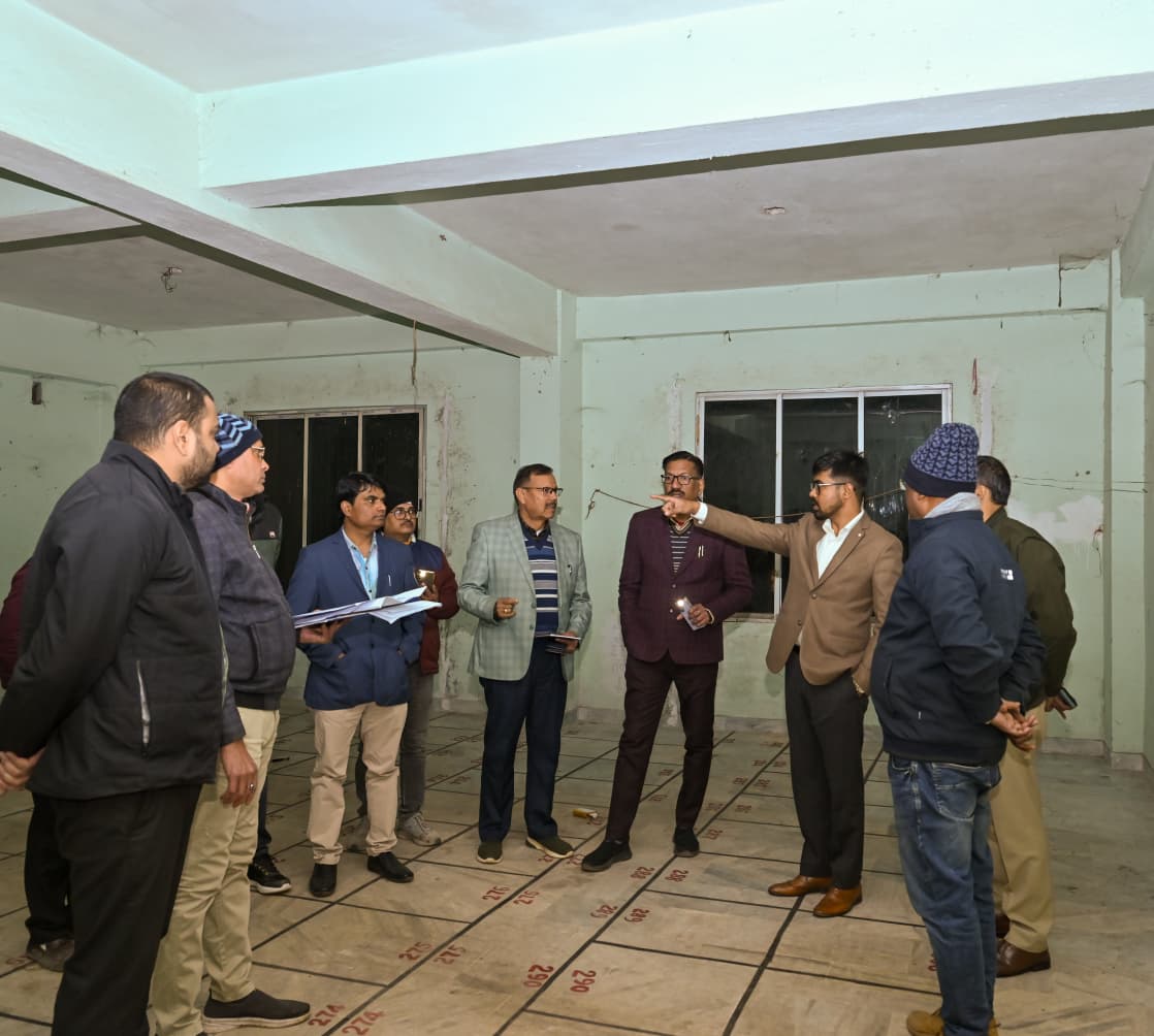 देवघरः डीसी ने स्ट्रांग रूम का किया निरीक्षण