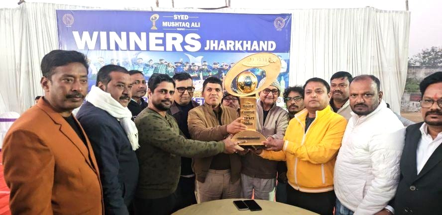 गिरिडीहः सैयद मुश्ताक अली ट्रॉफी का स्टेडियम में भव्य स्वागत