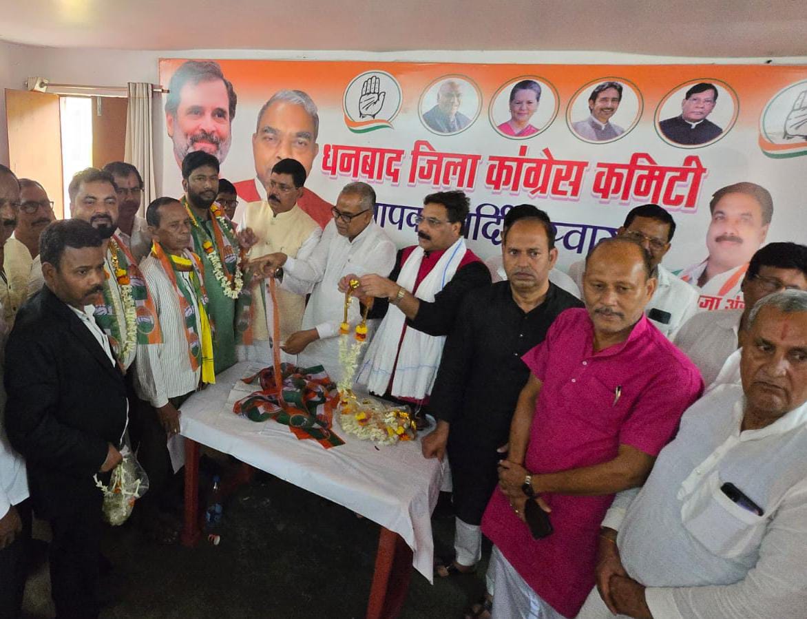 धनबादः पूर्व पार्षद गणपत महतो समर्थकों संग झामुमो छोड़ कांग्रेस में शामिल