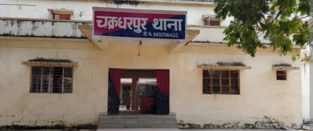 चक्रधरपुर गुदड़ी बाजार की बर्तन व ज्वेलरी दुकान में चोरी मामले में 2 महिलाएं गिरफ्तार
