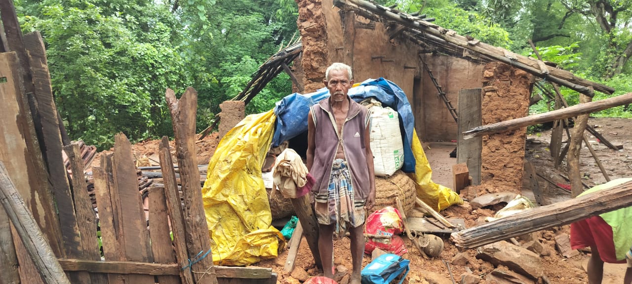 चाईबासाः भारी बारिश से मिट्टी का घर ढहा