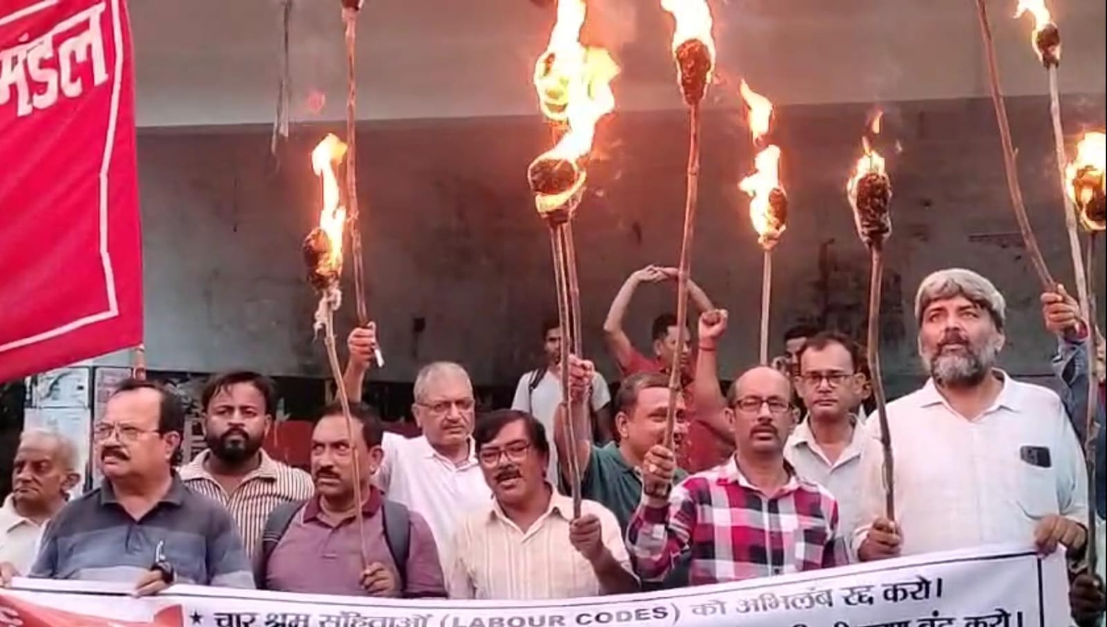 धनबादः हड़ताल की पूर्व संध्या संयुक्त मोर्चा ने निकाला मशाल जुलूस