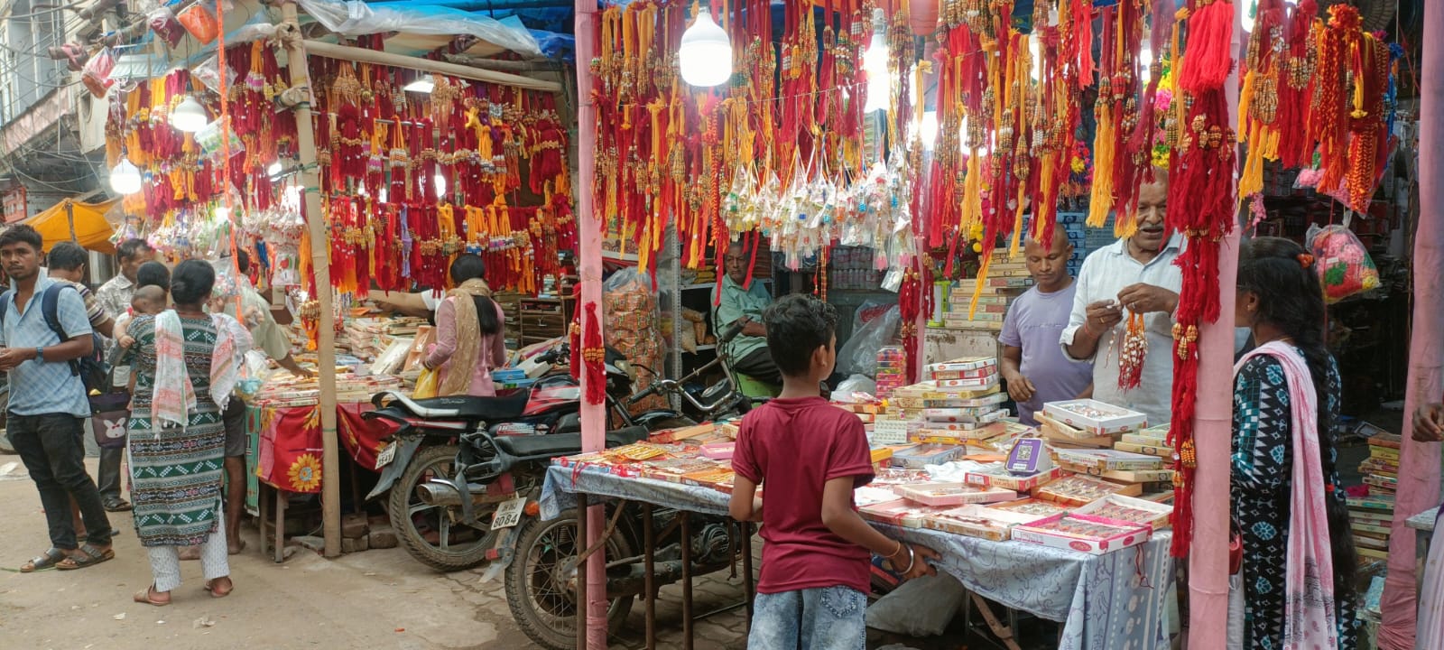 चाईबासाः सजा राखी का बाजार, स्टोन वाली राखियों की ज्यादा डिमांड