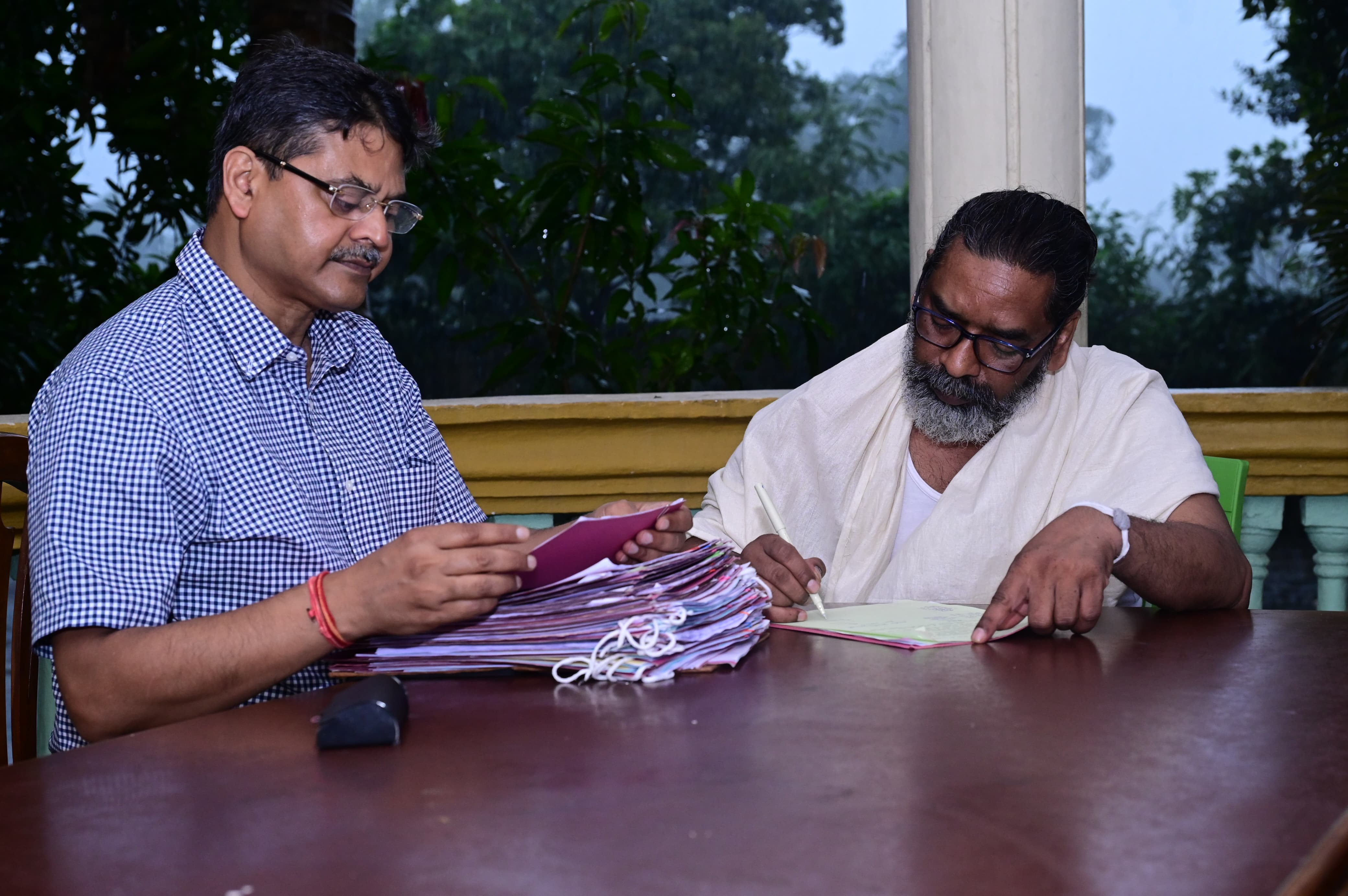 पुत्रधर्म के साथ राजधर्म भीः नेमरा स्थित पैतृक आवास से सरकारी कामकाज निबटा रहे सीएम हेमंत