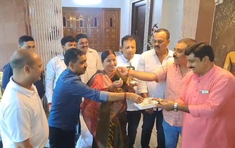 धनबादः संजीव सिंह को बेल मिलने पर कोयलांचल में जश्न, समर्थकों ने बांटी मिठाइयां, फोड़े पटाखे