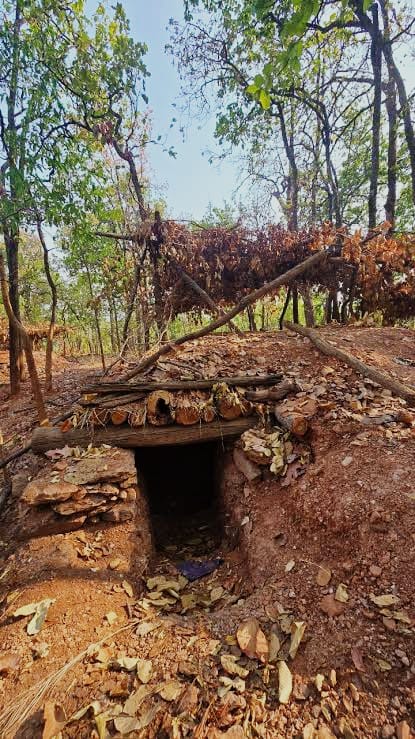 चाईबासाः सुरक्षा बलों ने नक्सलियों के तीन बंकर ध्वस्त किए