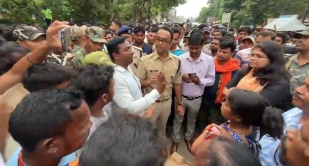 चक्रधरपुरः बिजली मिस्त्री की मौत से गुस्साए परिजनों व ग्रामीणों ने किया एनएच जाम