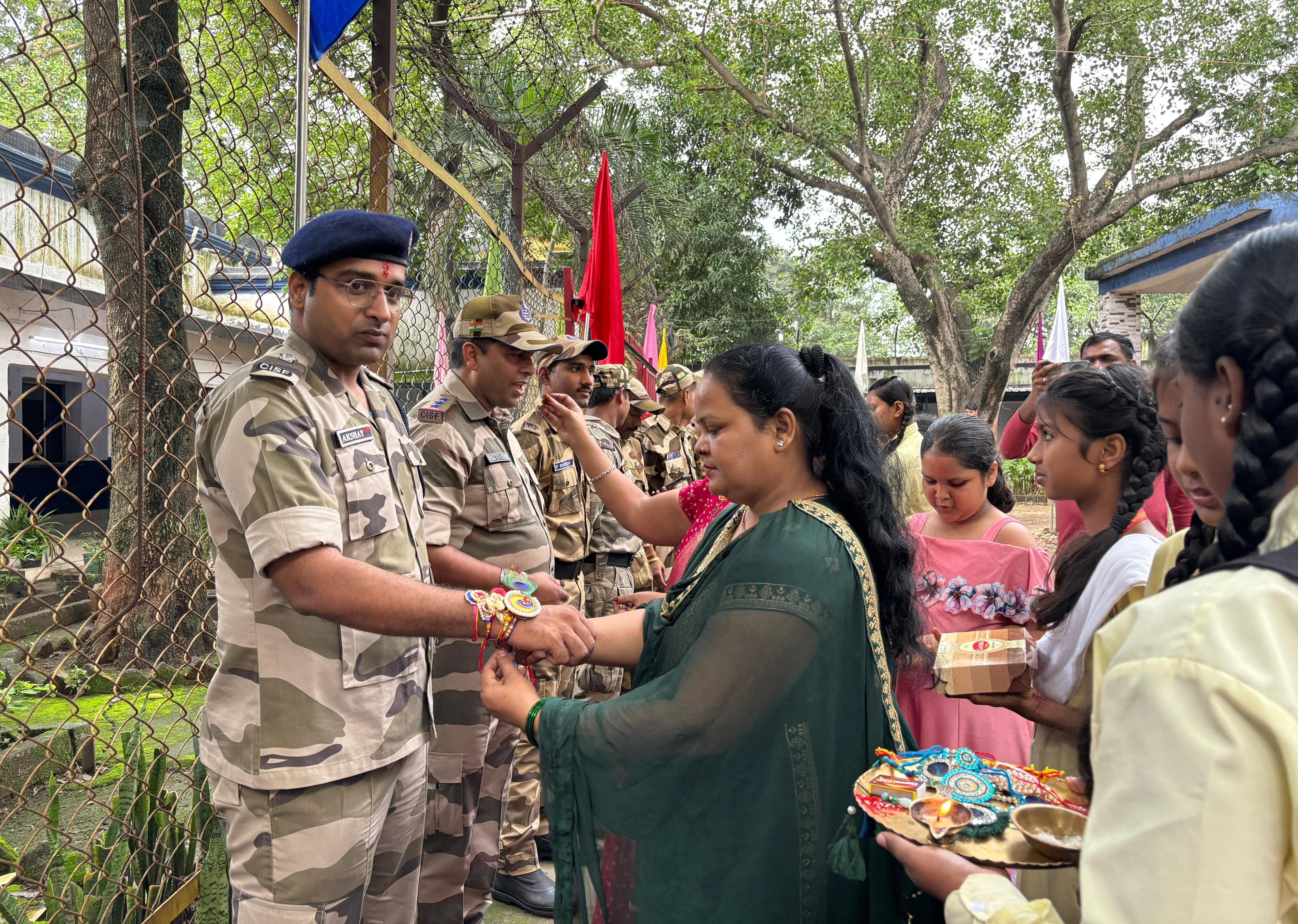धनबादः न्यू एंजेल्स होम स्कूल में राखी प्रतियोगिता, बच्चियों ने CISF जवानों को बांधी राखी