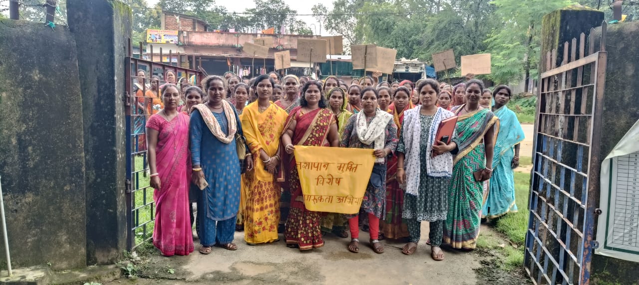 चाईबासाः गांव में शराब बिक्री की रोकने को लेकर महिलाएं रैली निकाल पहुंचीं थाना