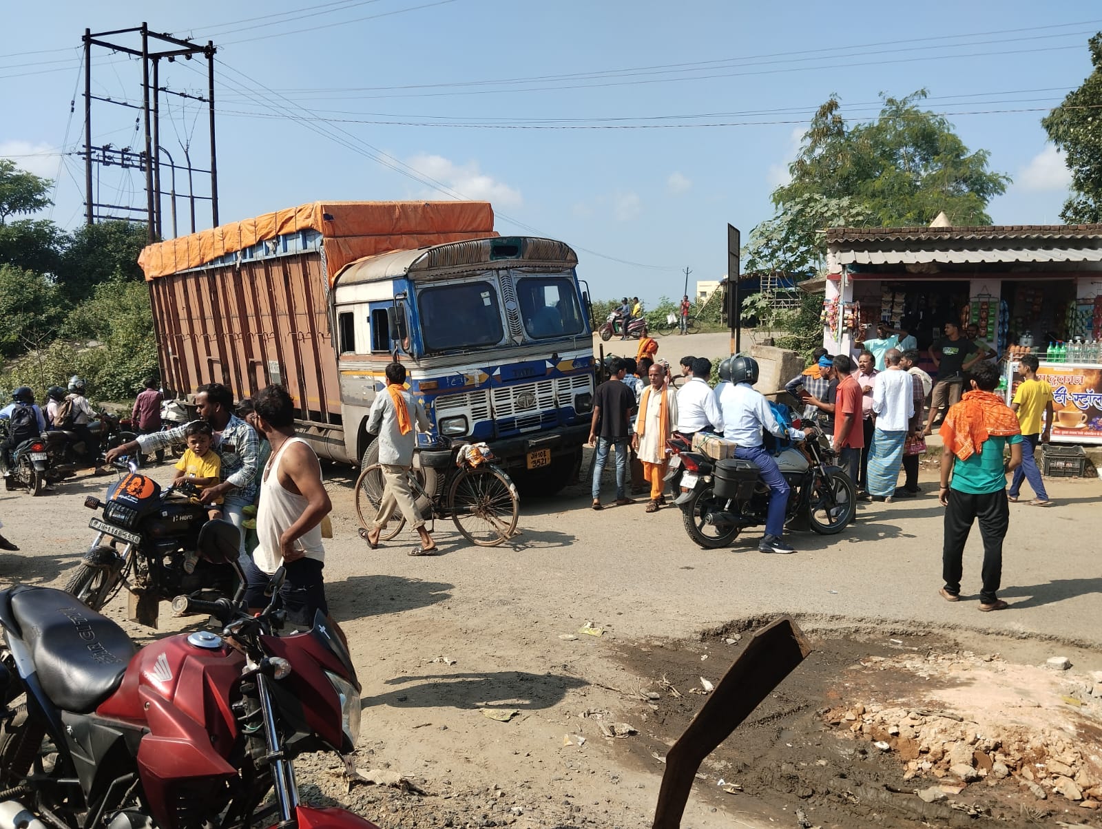 गिरिडीहः जर्जर पचंबा-चित्तरडीह मुख्य मार्ग के विरोध में प्रदर्शन