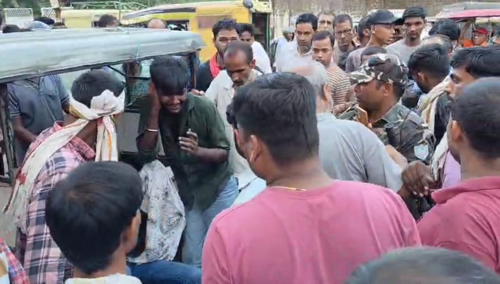 देवघरः युवक से रुपए लूट कर भाग रहे लुटेरों की जमकर धुनाई