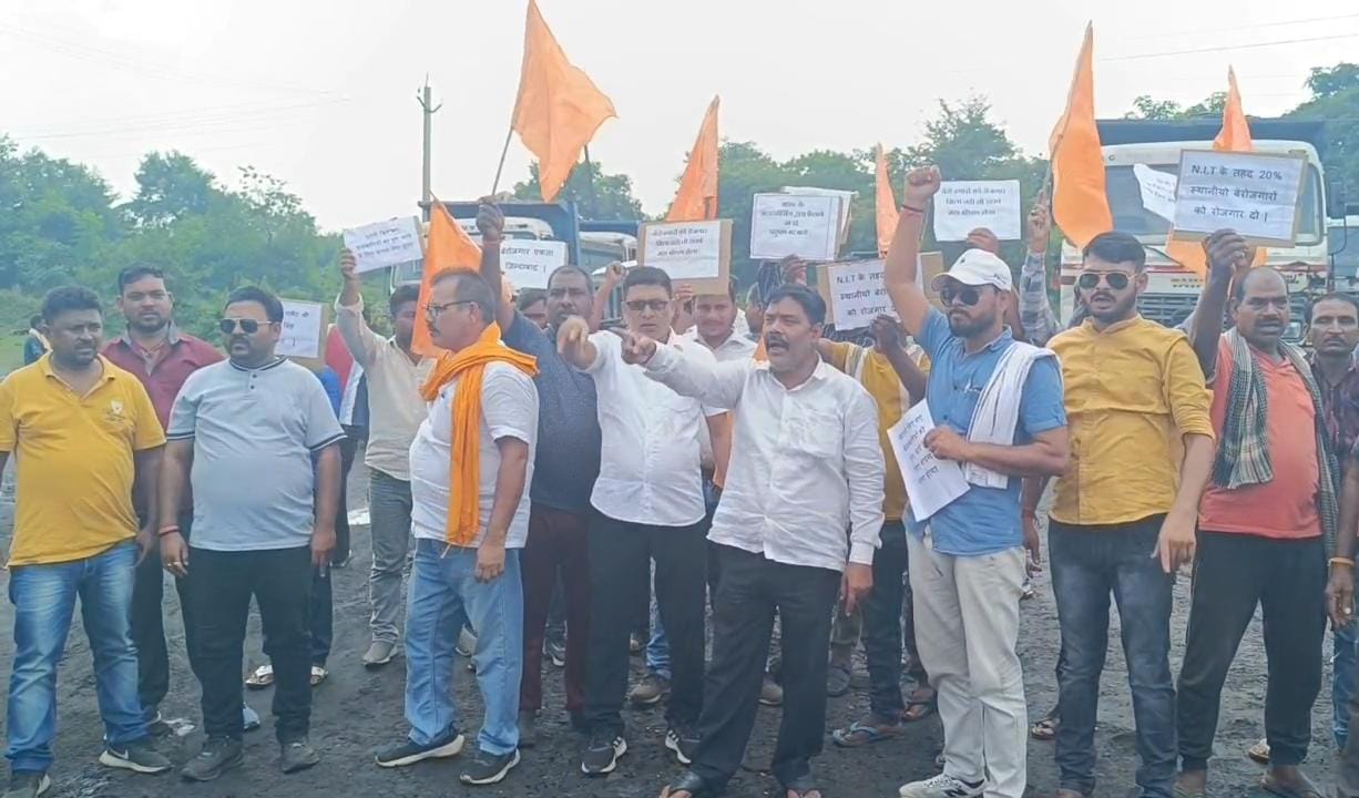 धनबादः ऐना आउटसोर्सिंग में 130 कर्मियों की छंटनी के विरोध में उत्पादन व डिस्पैच ठप