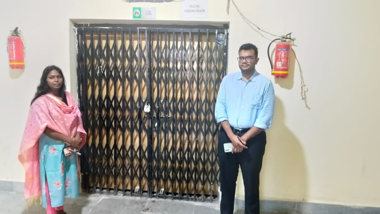 लातेहारः डीसी ने किया ईवीएम-वीवीपैट वेयर हाउस का मासिक निरीक्षण