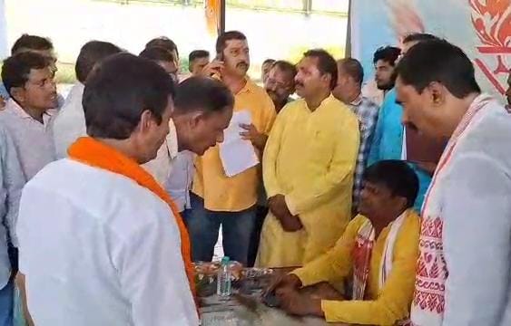 धनबादः सांसद ने जनता दरबार में सुनीं लोगों की समस्याएं, कई मामलों का हुआ त्वरित निपटारा