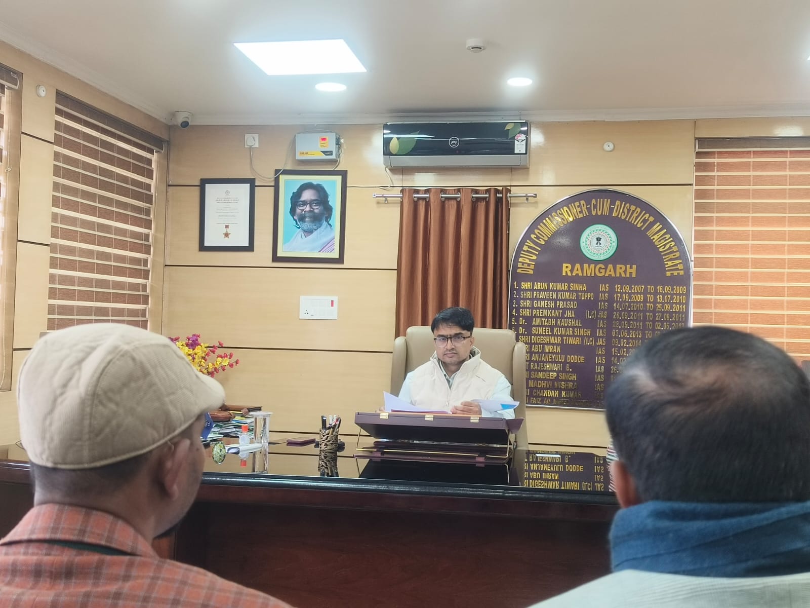 जिला अनाबद्ध निधि की स्वीकृत योजनाओं को जल्द पूरा करें: रामगढ़ डीसी