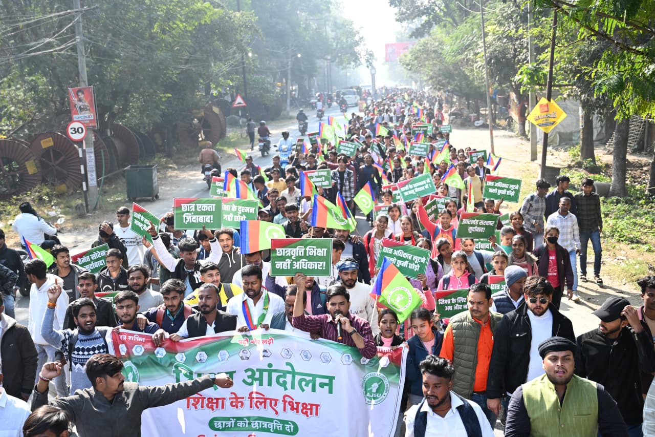 हजारीबाग में आजसू छात्र संघ का जनाक्रोश मार्च, सरकार की नीतियों के खिलाफ बुलंद की आवाज