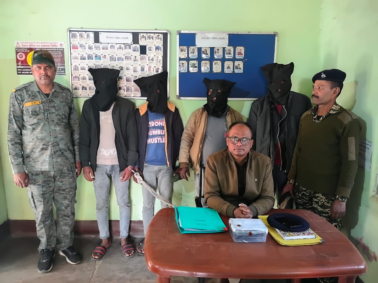 देवघरः सारठ के जंगल से चार साइबर अपराधी गिरफ्तार