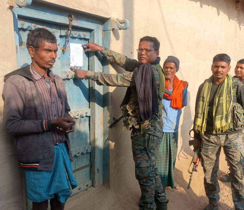 पलामूः पुलिस ने फरार अभियुक्त गिरेंद्र गंझू के घर पर चिपकाया इश्तेहार