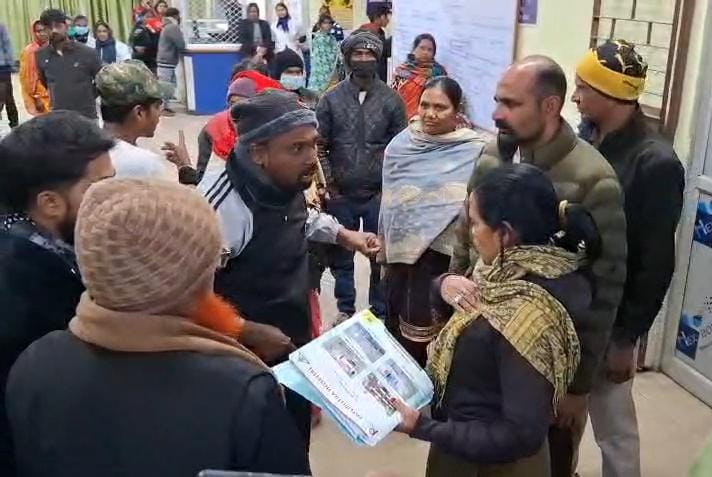 धनबादः SNMMCH में मरीज की मौत, परिजनों का हंगामा, अस्पताल पर लापरवाही का आरोप