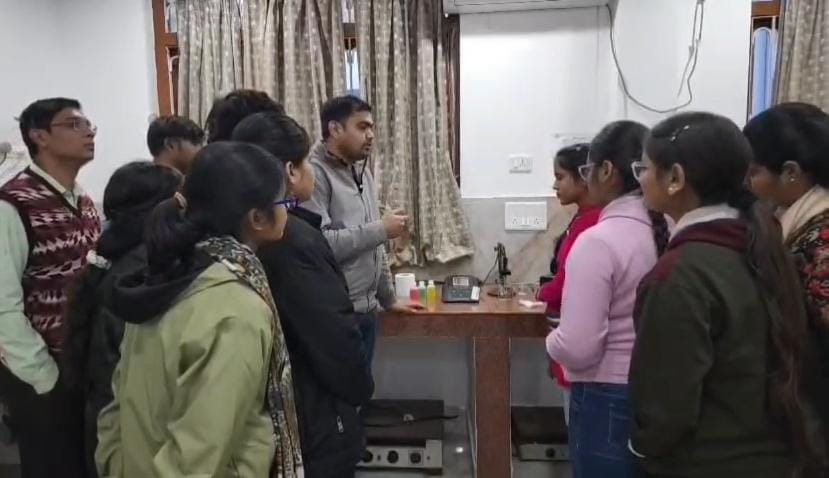 धनबादः सिंफर वैज्ञानिकों की अनूठी पहल, छात्रों को कौशल विकास के साथ पर्यावरण संरक्षण में बना रहे दक्ष