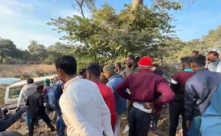 धनबादः सिंदरी में स्कूल वैन के धक्के से स्कूटी सवार की मौत, कई लोग घायल